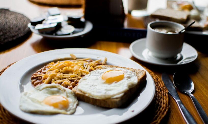 Brunch med æg og kaffe